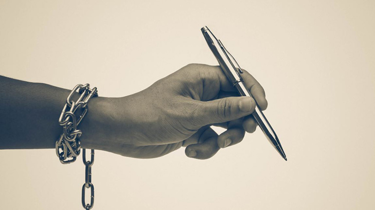 Πώς η Ελλάδα έγινε ο ουραγός της Ευρώπης για την ελευθερία του Τύπου